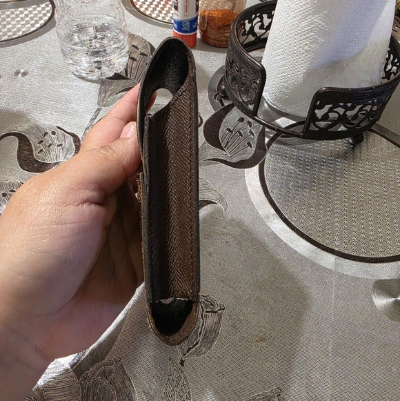 Louis Vuitton Holder - Picture 4 of 9